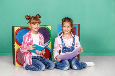 İki öğrenci çocuk odasında kitap okuma.  