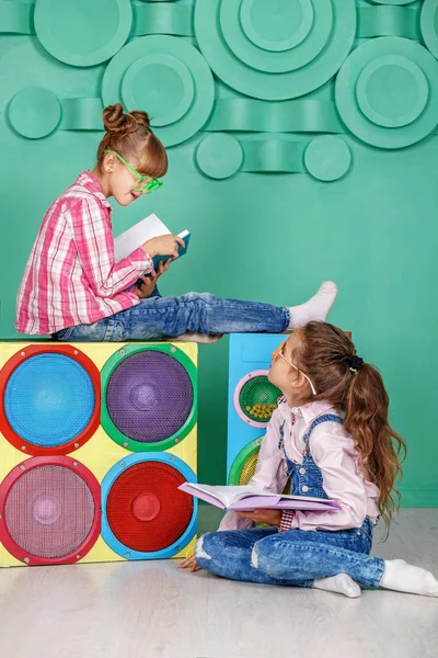 Twee kinderen lezen de boeken in de kamer. Het concept van de kindertijd — Stockfoto