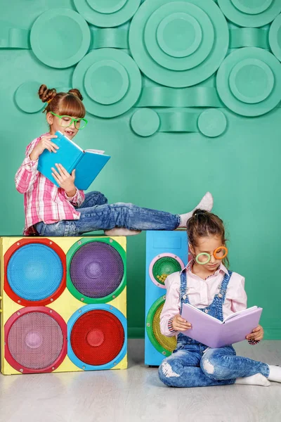 Twee kinderen lezen boeken in de glazen op de kamer. — Stockfoto