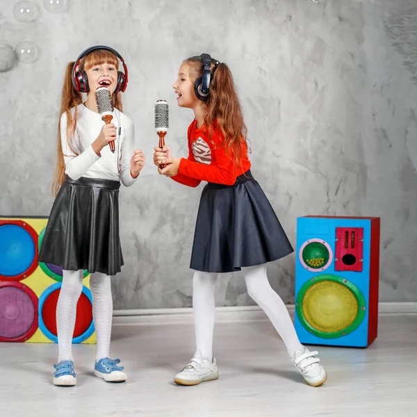 Mutlu küçük kızlar şarkı ve müzik kulaklık dinlemek. 
