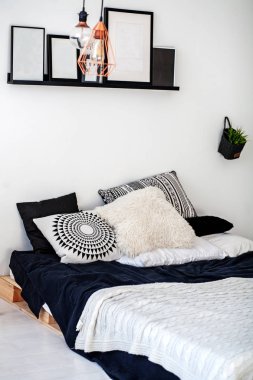 Yataklı bir yatak odası. Konsept iç.