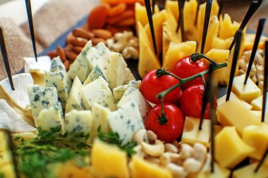 Meyve, fındık ve kiraz ile peynir çeşitleri. 