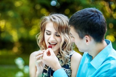 Genç bir çocuk kız tatlı kiraz ile beslenir.. 