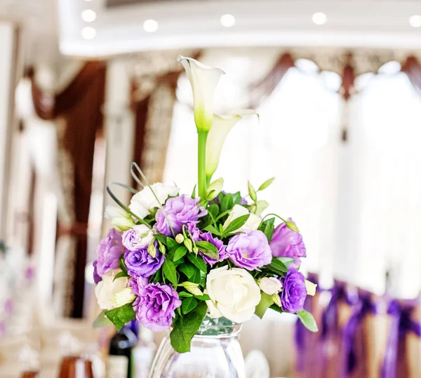 Piękny bukiet w wazonie. Kwiaty purpurowe i białe. — Zdjęcie stockowe