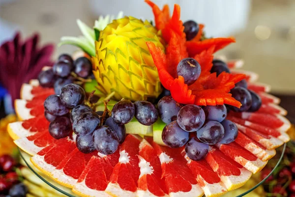 Egy sor, a grapefruit, a mangó és a szőlő gyümölcs. — Stock Fotó