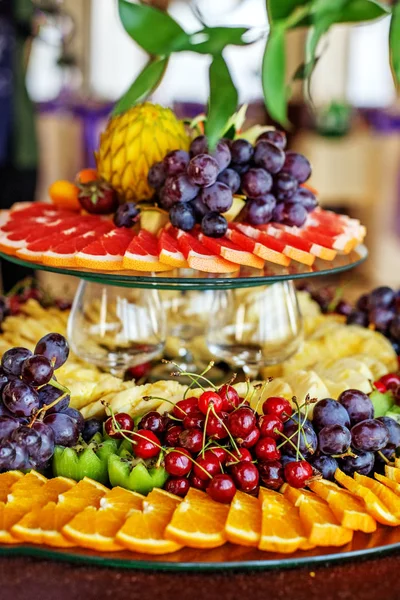 Töltött gyümölcs, narancs, kivi, szőlő, cseresznye — Stock Fotó