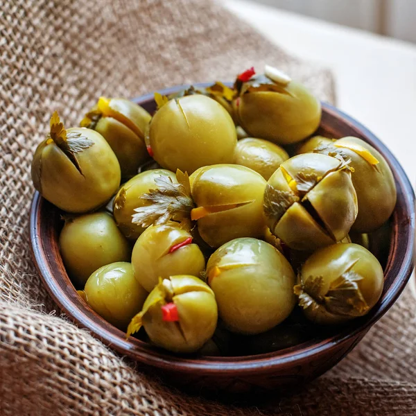 Turşu yeşil domates. Baharatlı doldurma ile Marine. 