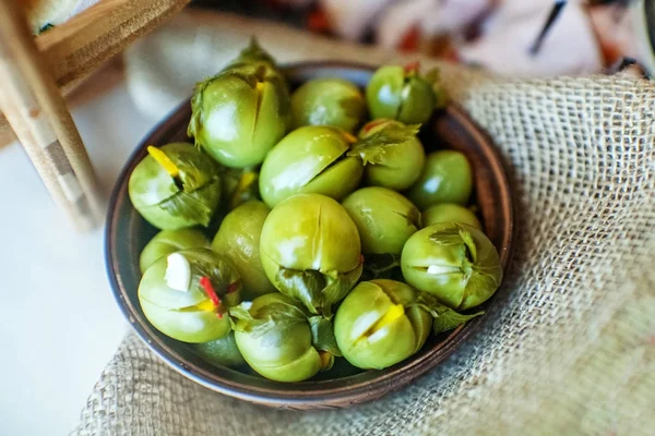 Kızarmış Yeşil domates bir kase. Baharatlı doldurma ile Marine. 