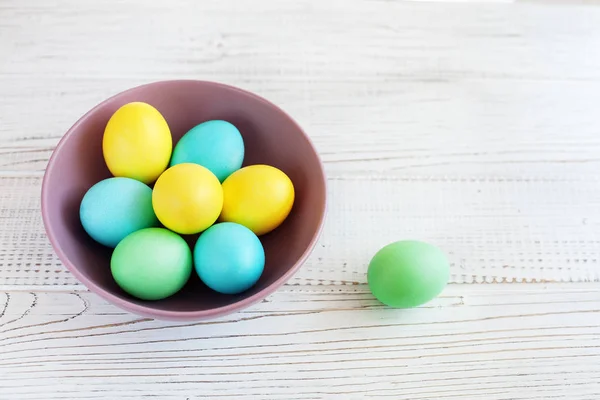 Färgade ägg i en tallrik. Begreppet påsken och våren. — Stockfoto