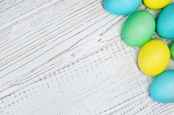 Vit bakgrund med ägg för hälsning. Begreppet Glad påsk. — Stockfoto