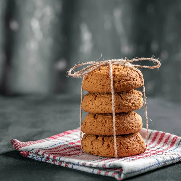 Leckere Haferflockenplätzchen auf einer Serviette. Platz für die Inschrift. — Stockfoto