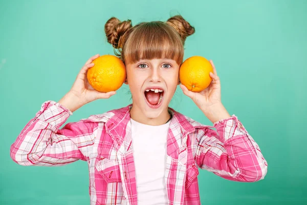 Emotionele grappige kind met sinaasappelen. — Stockfoto