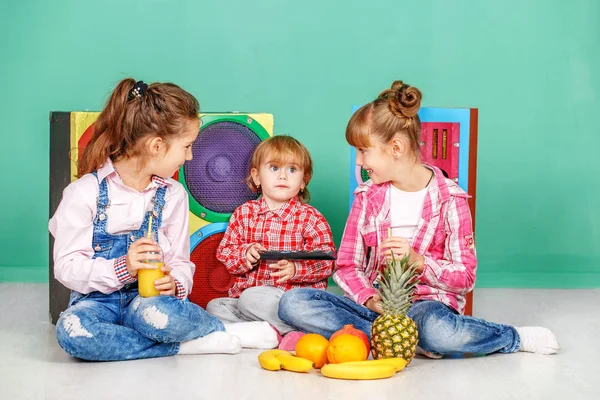 Drie kinderen met fruit. Het concept van een gezonde levensstijl — Stockfoto