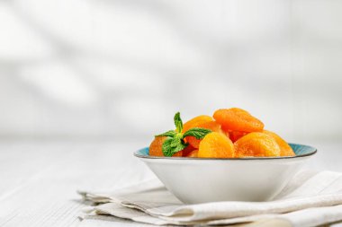 Kabın içinde yararlı lezzetli Kuru Kayısı. Kopya alanı. 