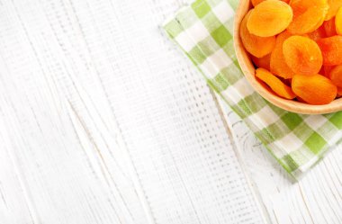 Yararlı bir Kuru Kayısı ahşap bir kase. Üstten Görünüm. 