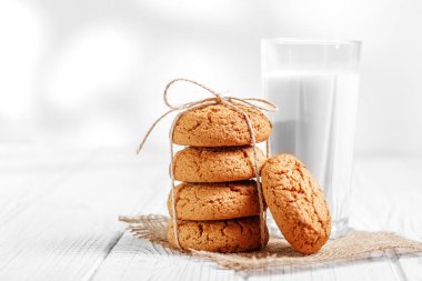 Yulaf ezmeli kurabiye ve taze süt. Sağlıklı gıda bir kavramdır