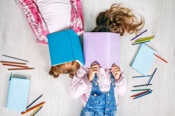 Twee kleine meisjes met boeken. Flat lag. Het concept van de kindertijd — Stockfoto