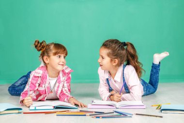 İki çocuk konuşmak ve ödev öğretmek. Çocukluk kavramı