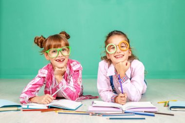 İki çocuk gülmek ve gözlük okuyun. Çocukluk kavramı