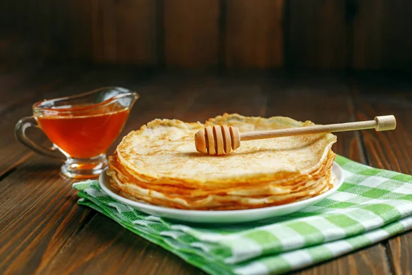Traditionelle ukrainische oder russische Pfannkuchen und Honig. — Stockfoto