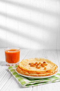 Kuru üzüm ve havuç suyu ile lezzetli tatlı krep. 