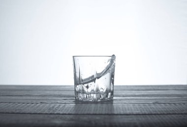 NET lezzetli su bir bardak. Meyve suyu, içecekler ve sağlık kavramı.