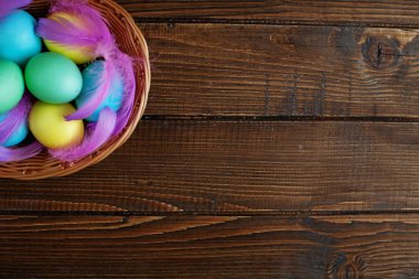 Yumurta ile koyu ahşap arka plan. Üstten Görünüm. Kavram mutlu Paskalya