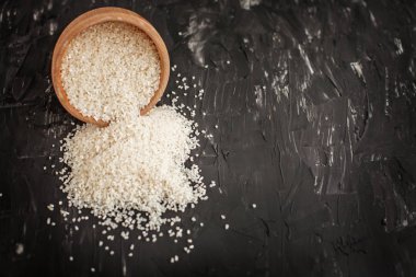 Pirinç ahşap bir kaseden döktü. Sağlıklı beslenme kavramı bir