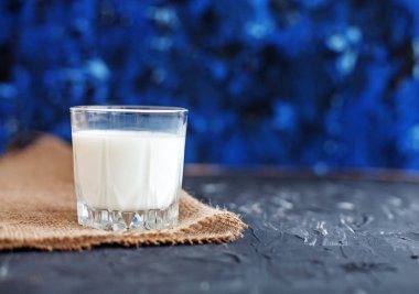 Lezzetli taze süt. Yemek ve kahvaltı kavramı.