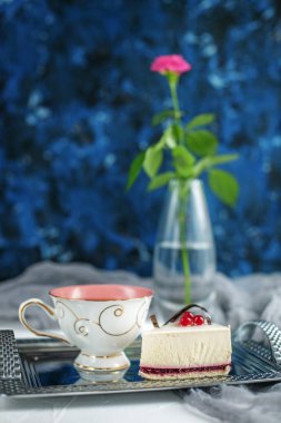 Bir fincan çay limon ve mavi bir arka plan üzerinde hamur işleri. Ara