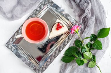 limon ile EA bir tepsi ve pasta üzerinde duruyor. Üstten Görünüm. Kavramı o