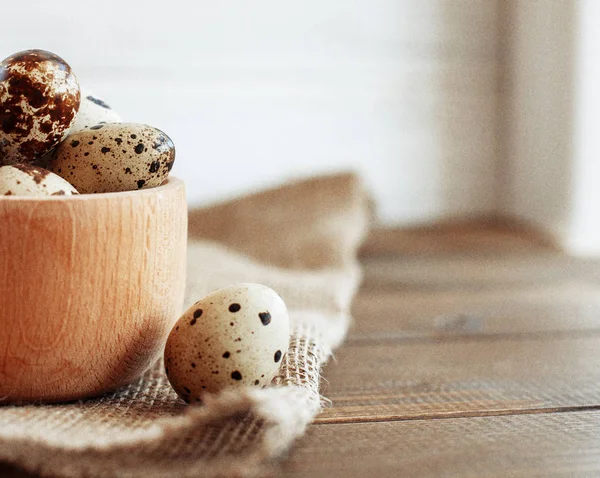 Huevos de codorniz útiles. El concepto de alimentación saludable y vegetariano —  Fotos de Stock