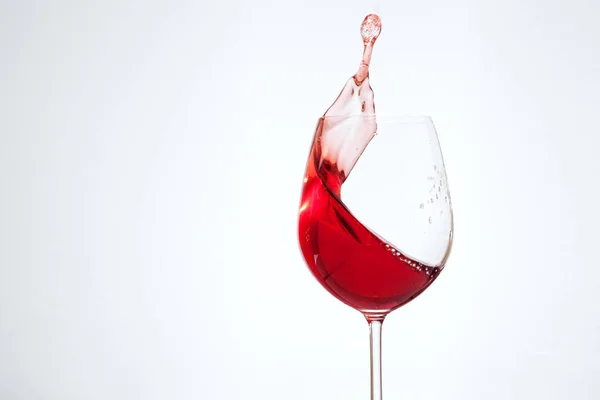 Delicioso vino en una copa sobre un fondo blanco. El concepto de — Foto de Stock