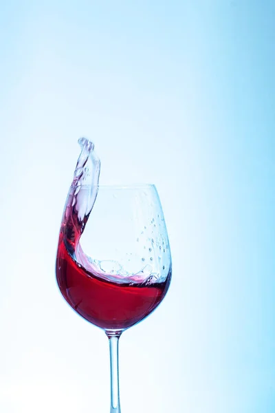 Vino de Burdeos en copa sobre fondo azul. El concepto de — Foto de Stock