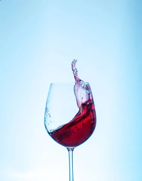 Vino tinto en la copa sobre fondo azul. El concepto de bever — Foto de Stock