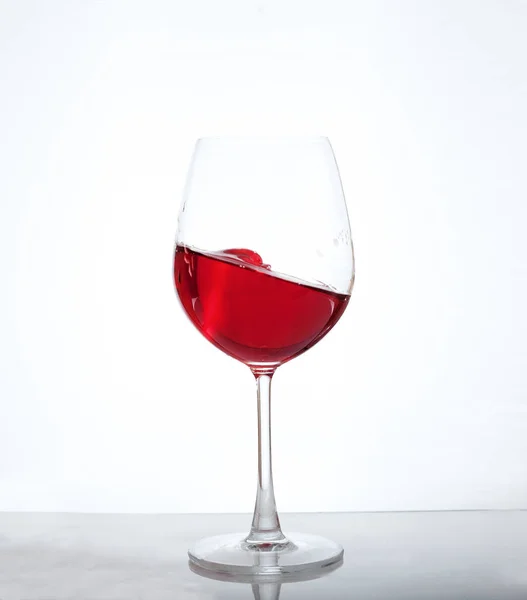 Vino tinto en la copa. El concepto de alcohol y fiesta . — Foto de Stock