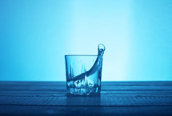 Schoon water in een glas. Het concept van dranken en gezondheid. — Stockfoto