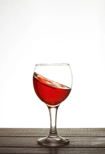 Una copa de buen vino. El concepto de alcohol y fiesta . — Foto de Stock