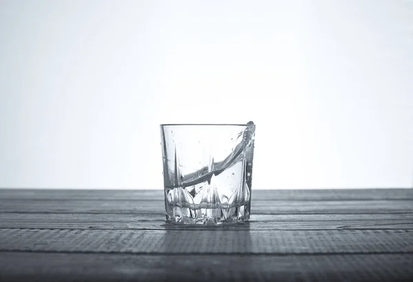 Склянка смачної води в склянці. Концепція напоїв та здоров'я . — стокове фото