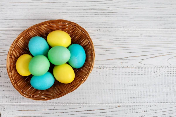 Färgade ägg i korgen. Ovanifrån. Begreppet Glad påsk. — Stockfoto