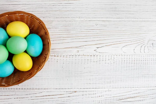 Färgade ägg i korgen. Begreppet Glad påsk. — Stockfoto