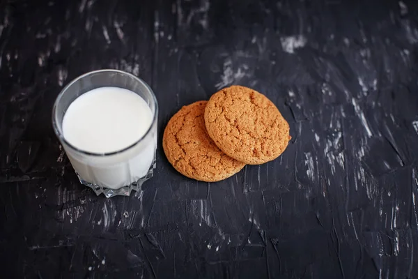 Oatmeal cookies and a glass of milk. Top view. The concept of he — Stock Photo, Image