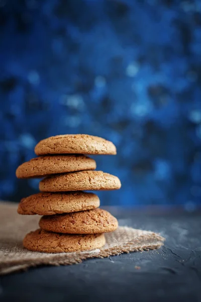 Oatmeal cookies on sacking. Background. The concept of healthy e — Stock Photo, Image