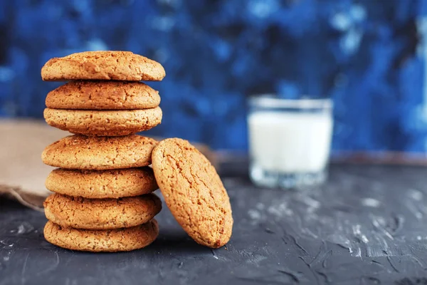 Haferflockenplätzchen mit leckerer Milch. das Konzept der gesunden Ernährung — Stockfoto