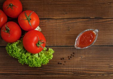 Domates, marul ve sos. Üstten Görünüm. Sağlıklı ea kavramı