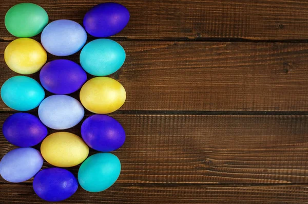 Beaucoup d'œufs sur fond en bois. Concept et joyeuses vacances de Pâques — Photo