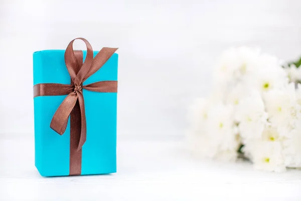 Schachtel mit Geschenk und Blumen. das Konzept von Muttertag, Geburt — Stockfoto