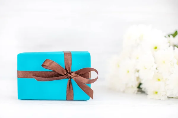 Schachtel mit Geschenk und weißen Blumen. das Konzept des Muttertages, bi — Stockfoto