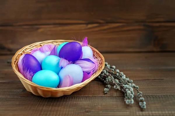 Ägg i en korg på en trä bakgrund. Begreppet Glad påsk. — Stockfoto