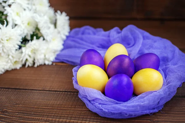 Blommor och ägg på en trä bakgrund. Begreppet Glad påsk. — Stockfoto